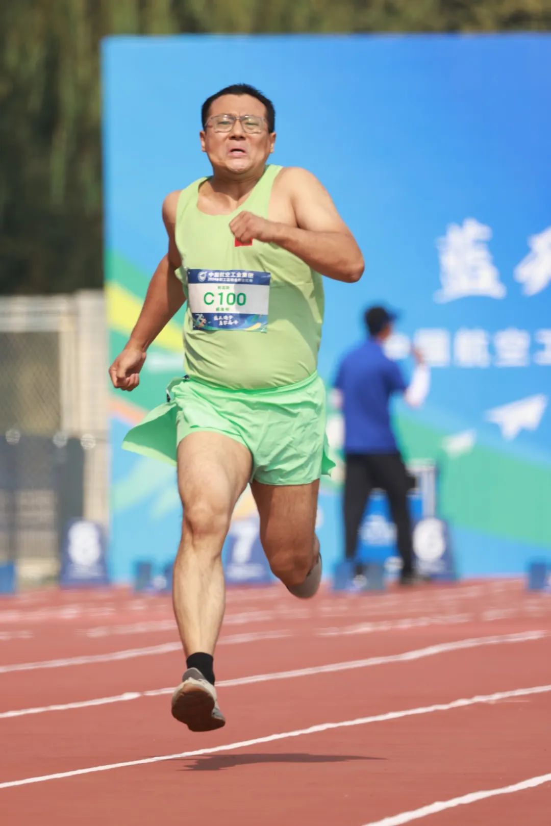 辛勤训练，球队凭借拼搏实力赢得掌声